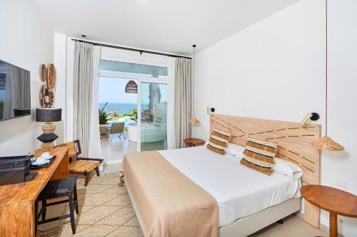 科尼尔-德拉弗龙特拉FERGUS Conil Park的酒店客房带一张床铺、一张书桌和一间卧室