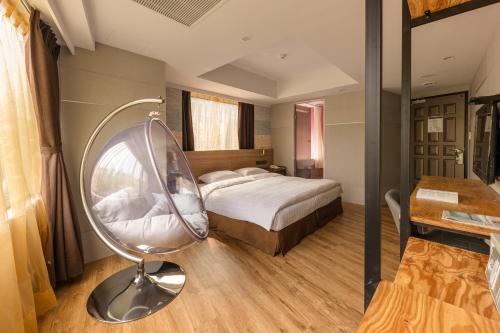 台北RF富裕自由商旅 - 忠孝馆的一间卧室配有一张床、一把椅子和一张书桌