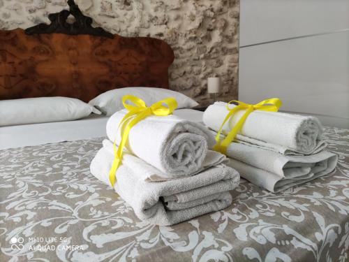 锡拉库扎Ammira的床上的一大堆毛巾