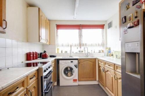 伦敦6 Greville Court的厨房配有洗衣机和水槽
