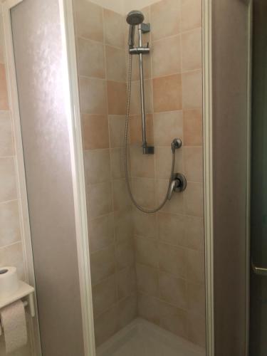 拉奎拉Il Portichetto的浴室内配有淋浴和头顶淋浴