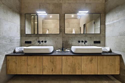 杜柏DURBUY SUITES的浴室设有2个水槽和2个镜子