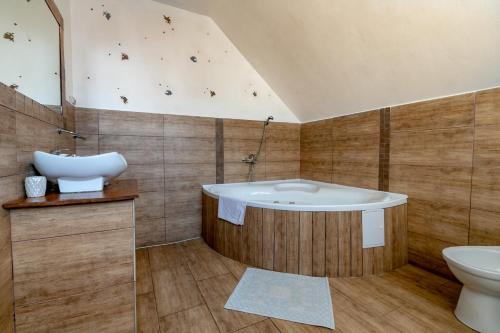 锡吉什瓦拉阿达尔摩之家旅馆的带浴缸和盥洗盆的浴室