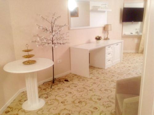 普雷代亚尔哈特酒店的客厅里设有桌子和一棵树