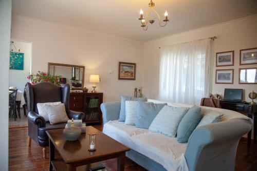 SpartýlasLorantina House_ Holidays in Corfu的客厅配有沙发和桌子