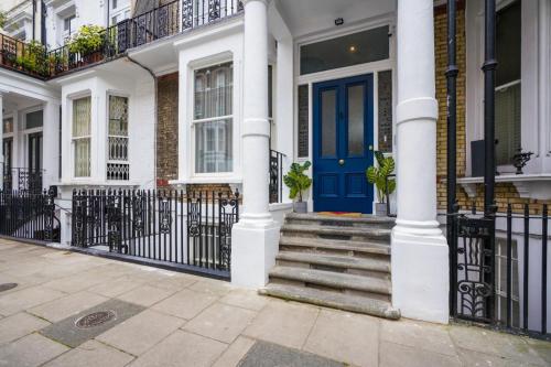 伦敦CG Kensington的白色的房子,有蓝色的门和楼梯