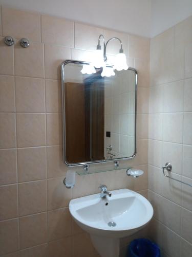 圣乔瓦尼·罗通多casapaceebene的一间带水槽和镜子的浴室