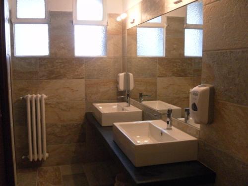 利莫内皮埃蒙特的黎波里玛格丽特拉酒店的浴室设有2个水槽和镜子