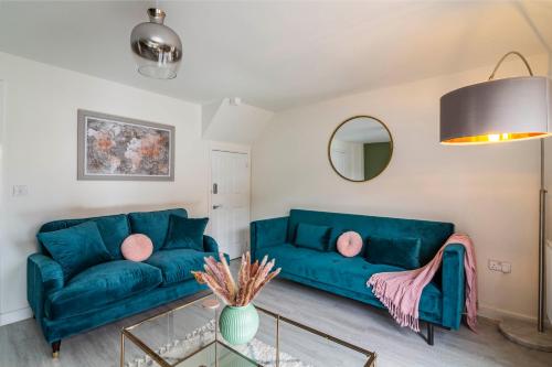 诺丁汉Blackstone Walk - Fabulous Houses with Parking的客厅配有蓝色的沙发和玻璃桌