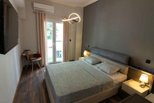 雅典Double Romantic Suite的一间卧室配有一张带两个枕头的床