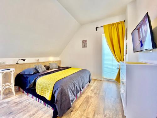 派尔努Metsa Apartments的一间卧室配有一张床和一台平面电视