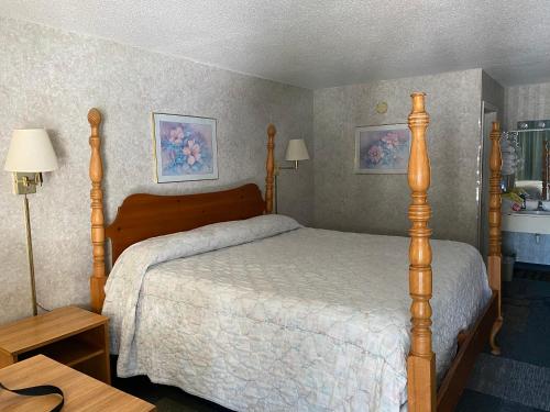 Riverfront Lodge客房内的一张或多张床位