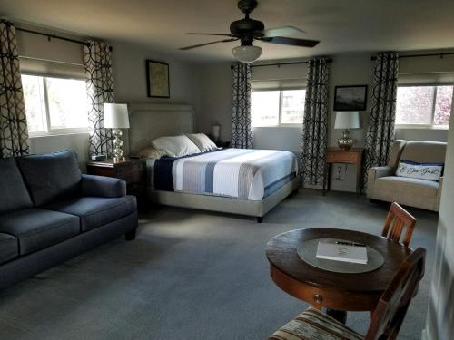 佩森Ronnie's Resort的一间卧室配有一张床、一张沙发和一张桌子