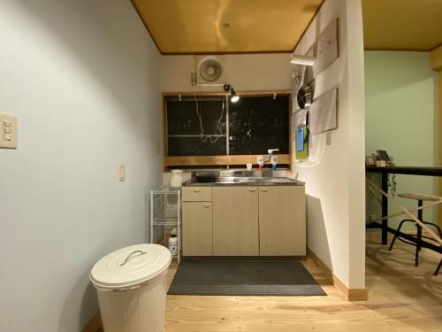 会津若松mooi guesthouse 日新町的一间带卫生间和水槽的小厨房