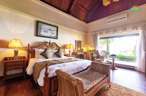 洞海阳光Spa别墅度假酒店的一间卧室设有一张大床和一个窗户。