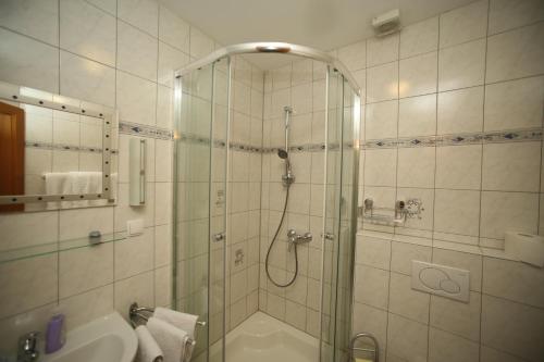 加姆利茨Weingut - Ferienhaus Sonja Rohrbacher的带淋浴和盥洗盆的浴室