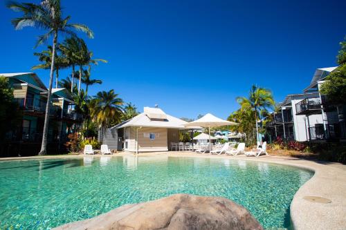 努萨维尔努萨湖泊度假酒店的中间的游泳池,有岩石