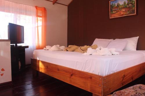 图里亚尔瓦Quinta los volcanes的一间卧室配有带毛巾的床