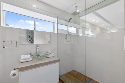 努萨角Wantima Hastings St 1 Bedroom Unit的一间带水槽和玻璃淋浴的浴室