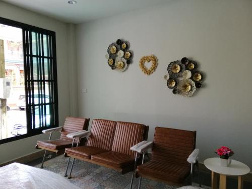 宋卡IHome Hostel Hatyai的镜子间里配有两把椅子和一张桌子