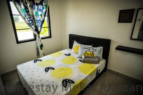 甲抛峇底homestay mekar idaman的一张带黄色和白色床单的床和窗户