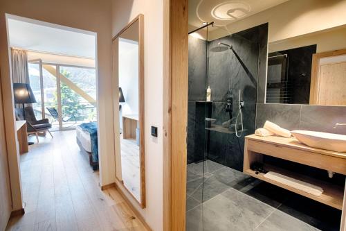 纳图尔诺Genusshotel Diamant的设有带步入式淋浴间和盥洗盆的浴室