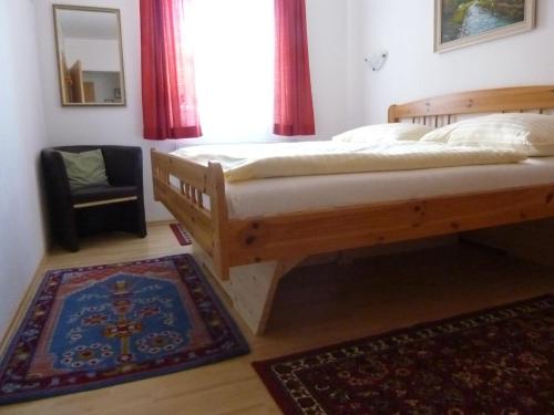 斯拉德明豪斯里格尔酒店的一间卧室设有床、窗户和地毯。