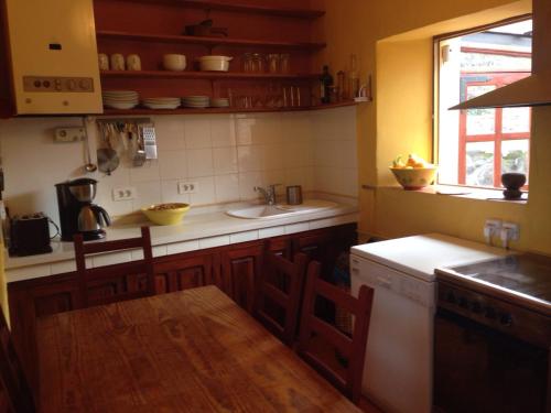 AlajeróEl Drago Rural House的厨房配有水槽和台面