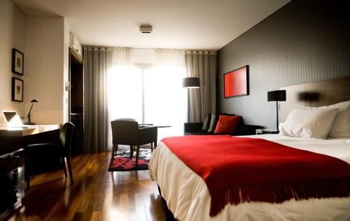 布宜诺斯艾利斯布宜诺斯艾利斯酒店的酒店客房,配有一张带红色毯子的床