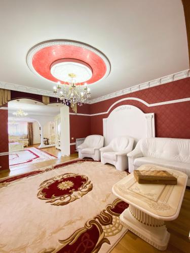 亚列姆切Петрос Family Hotel的带沙发和吊灯的客厅