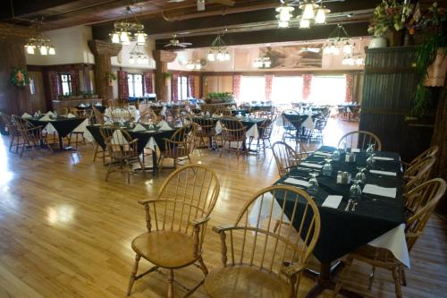 东冰川公园冰川公园旅馆的用餐室配有桌椅
