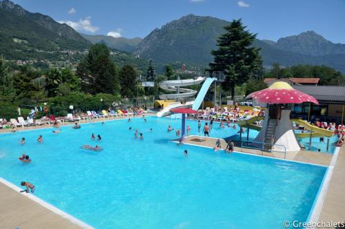 波尔莱扎VAKANTIEHUIS CASASinPORLEZZA - Camping Italië的一群人在大型游泳池里