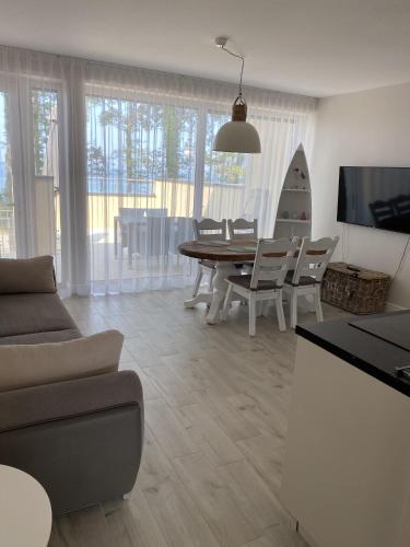 里沃Apartamenty AMALIA的客厅配有沙发和桌椅