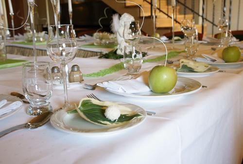 波兹南格罗兹基酒店的餐桌,带餐盘和酒杯