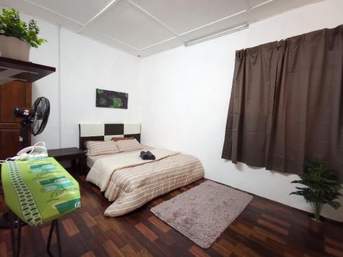 Pontian BesarSri Makmur Pontian Homestay的一间卧室配有两张床,里面装有袋子