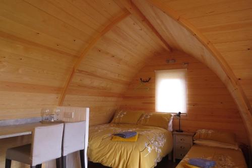 埃尔斯米尔Cheshire View的小木屋内的卧室,配有床