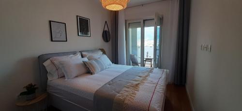 巴尔Lux Apartment PortoVista的一间卧室配有带白色床单和枕头的床。