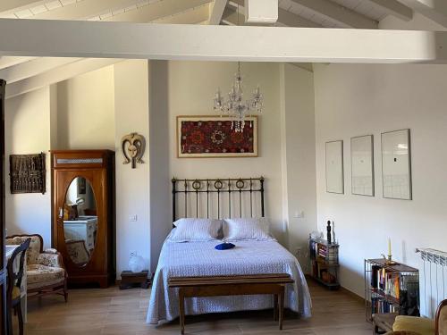 TrefacioCURATO EL HORNO的一间卧室配有一张床和一个吊灯