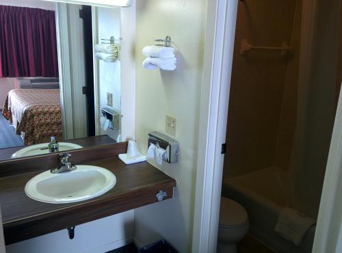 佩里斯堡托莱多-佩里斯堡汽车旅馆的一间带水槽和镜子的浴室