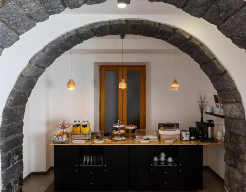 Rosário-Lagoa阿坎约酒店的厨房里的拱门,配有餐桌和食物