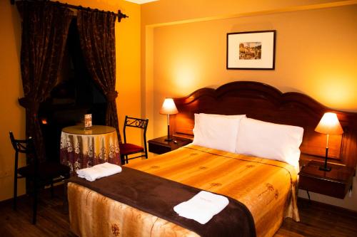 利马Solis Dies Hotel的酒店客房,配有带两条毛巾的床