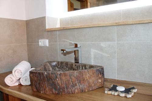 柯尼希施泰因易北Luxuriöse Stadtwohnungen in Königstein的浴室配有带水龙头的木制水槽。