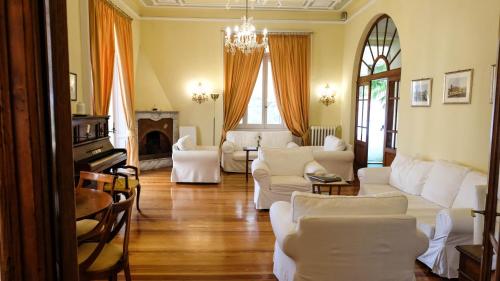 拉帕洛Hotel Canali, Portofino Coast的客厅配有白色家具和吊灯。