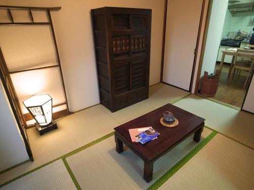 东京Yuyake的客厅设有桌子和门