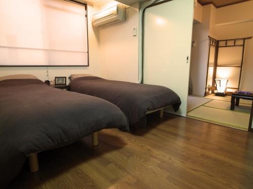 东京Yuyake的客房设有两张床和大窗户。