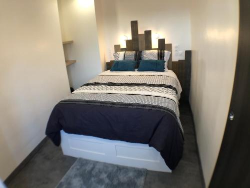 格拉斯Parking Privé - Vue mer - WiFi - Centre Historique的一间卧室配有一张带蓝色枕头的大床