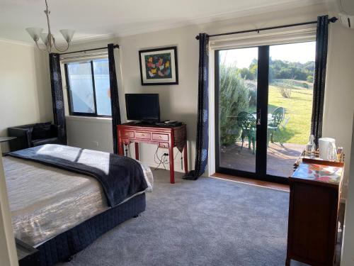 芬戈和谐住宿加早餐酒店的一间卧室配有一张床、一张书桌和一个窗户。