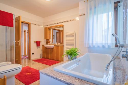 特伦托B&B Nonno Carlo的带浴缸、卫生间和盥洗盆的浴室