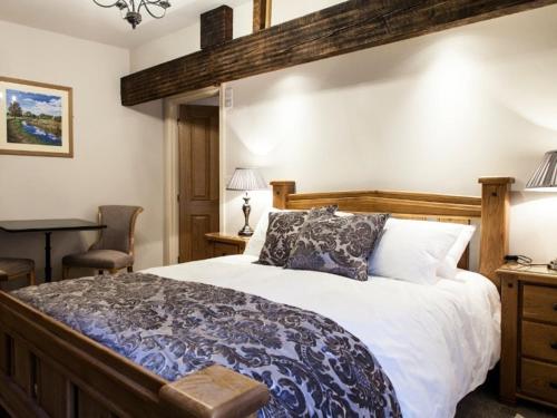 纽敦Parkers House Bed & Breakfast的一间卧室配有一张大床和一张书桌