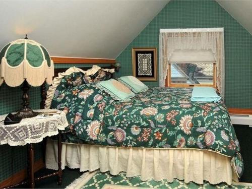克利尔菲尔德维多利亚阁楼早餐加住宿酒店的一间卧室配有一张带花卉床罩的床